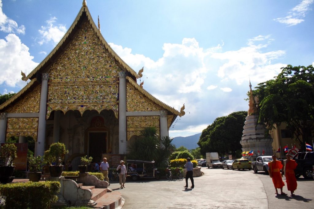 temple volunteer in thailand