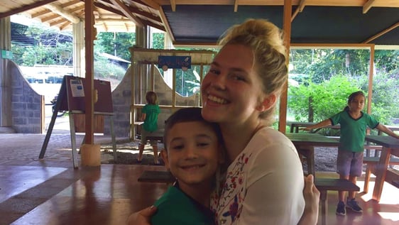 volunteer with kids in Costa Rica