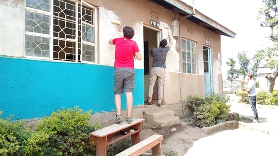 Painting with France volunteers to public primary school.