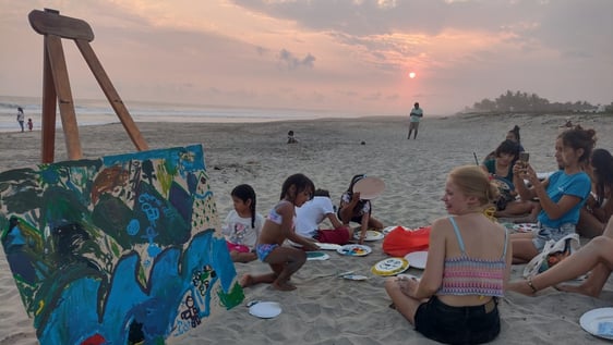 PAINT YOUR HOME
We took the children to the beach and had a lot of fun in there with many activities ad we closed with the mural painting at the sunset.