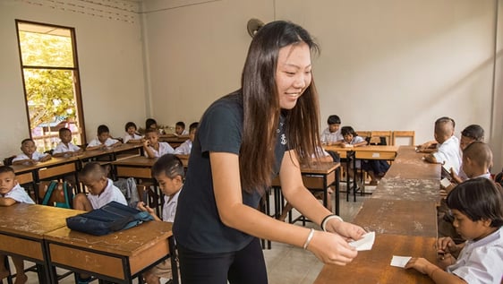 IVHQ Volunteer in action helping local children learn English 