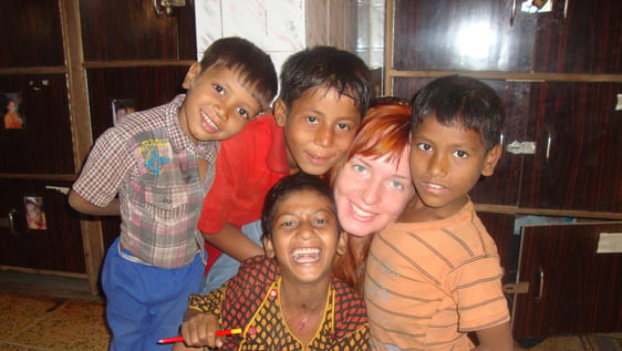 volunteers in action in the street children program in Delhi with volunteeringindia