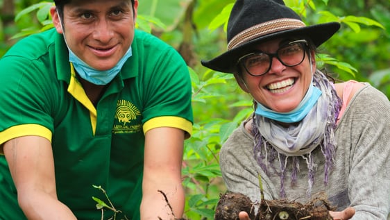Exploring the organic banana plantations of Bolívar provinces subtropic region
Volunteers working Ecuador Internship Andes Rural