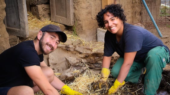 Restoring abandoned adobe buildings
Volunteers working Ecuador Internship Andes Rural